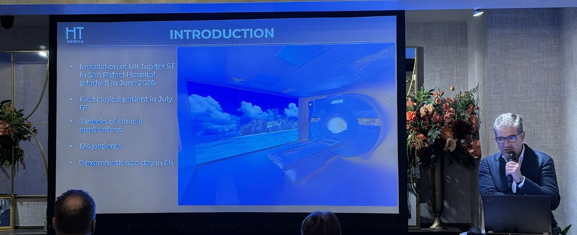 Dr. Antonio Luna durante su ponencia sobre resonancia magnética de 5 teslas en Estados Unidos