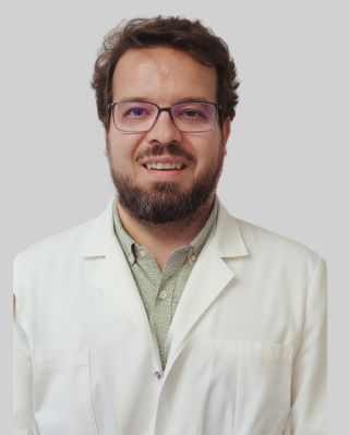 Retrato profesional de Dr. Miguel Ángel Méndez