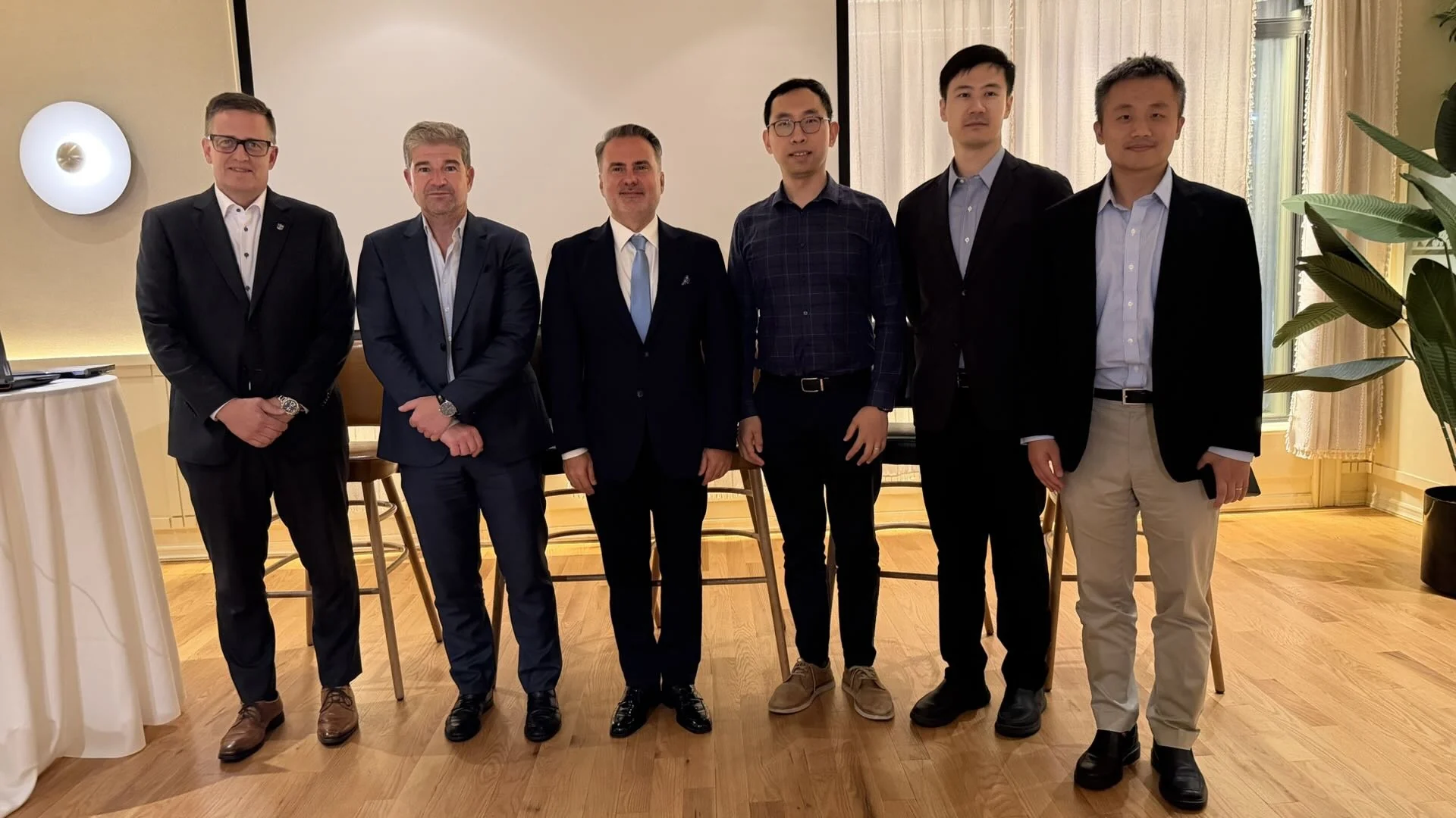 Expertos internacionales participantes en el simposio sobre resonancia magnética de 5 teslas