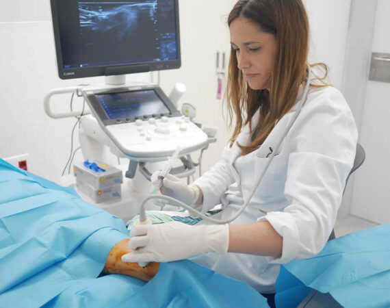 Dra. Verónica Soto durante un procedimiento intervencionista guiado por ecografía
